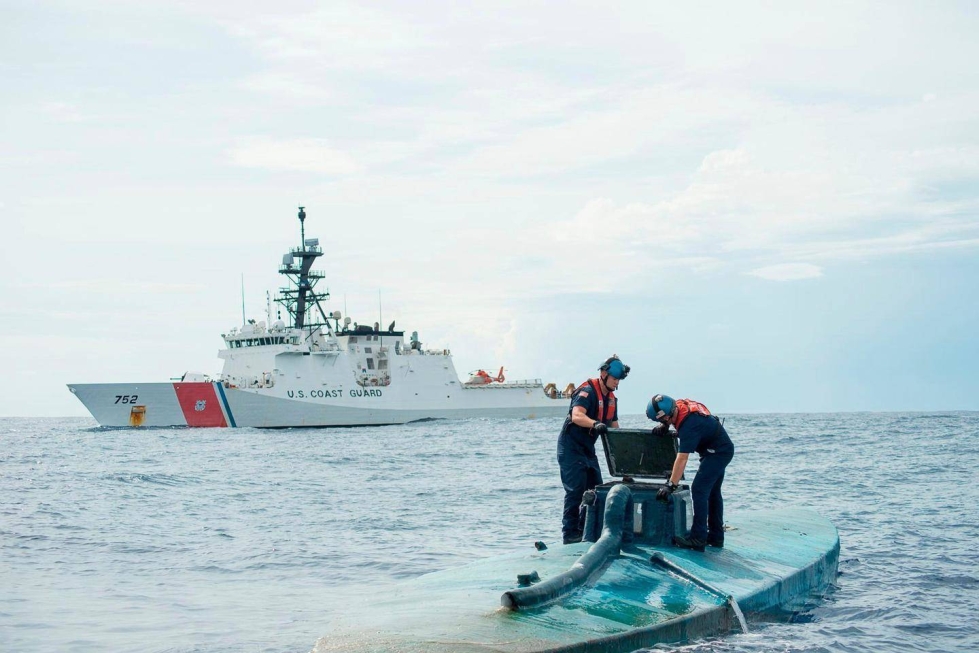 Vaikeasti havaittavilla huumesukellusveneillä voidaan salakuljettaa miljoonien edestä huumeita. Yhdysvaltan merivoimia ja rannikkovartiosto on saanut niitä joitakin kiinni, mutta niitä uskotaan liikkuvan merillä paljon enemmän.