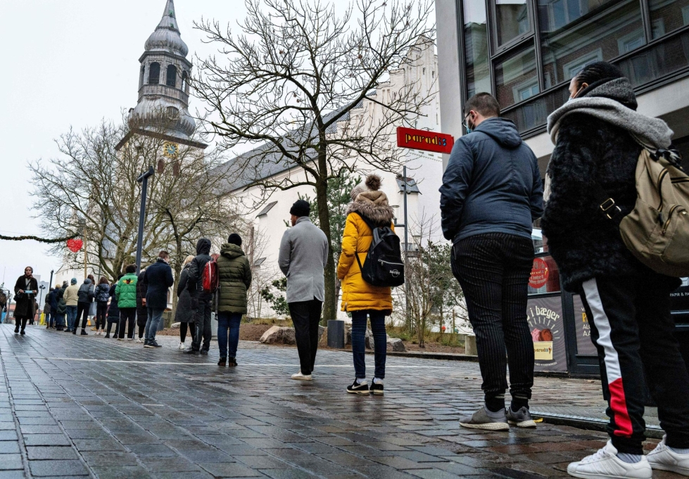 Tanskan hallitus suunnittelee luopuvansa koronarajoituksista helmikuun alussa. Ihmiset jonottavat pikatestiin Aalborgin kaupungissa Tanskassa. LEHTIKUVA/AFP 