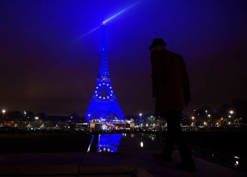 Ranskan pääkaupungissa Pariisissa Eiffel-torni valaistiin EU-puheenjohtajakauden kunniaksi. LEHTIKUVA / AFP