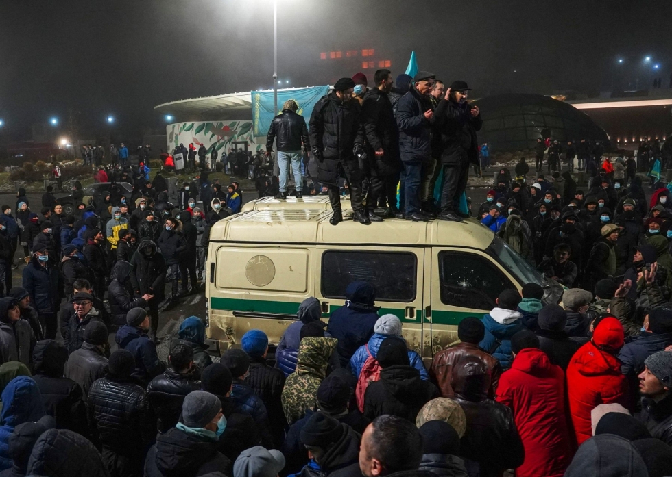 Keskiviikkona energian hinnannousua vastustaneet mielenosoitukset yltyivät levottomuuksiksi. Mieltä osoitettiin myös entisessä pääkaupungissa Almatyssa. LEHTIKUVA/AFP