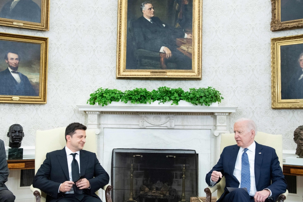 Ukrainan presidentti Volodymyr Zelenskyi (vas.) ja Yhdysvaltain presidentti Joe Biden Washingtonissa syyskuussa. LEHTIKUVA / AFP