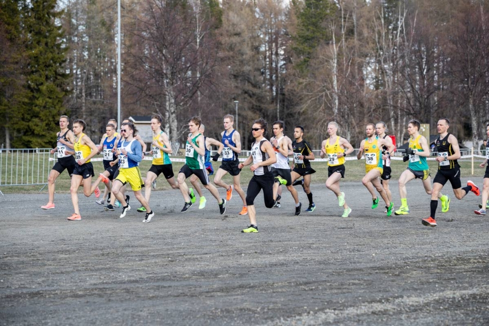 Koronarajoitukset hellittivät toukokuussa niin, että Joensuun SM-maastot pystyttiin järjestämään, toki ilman yleisöä. Topi Raitanen (vas.) johdatti miesten neljän kilometrin juoksijat matkaan.
