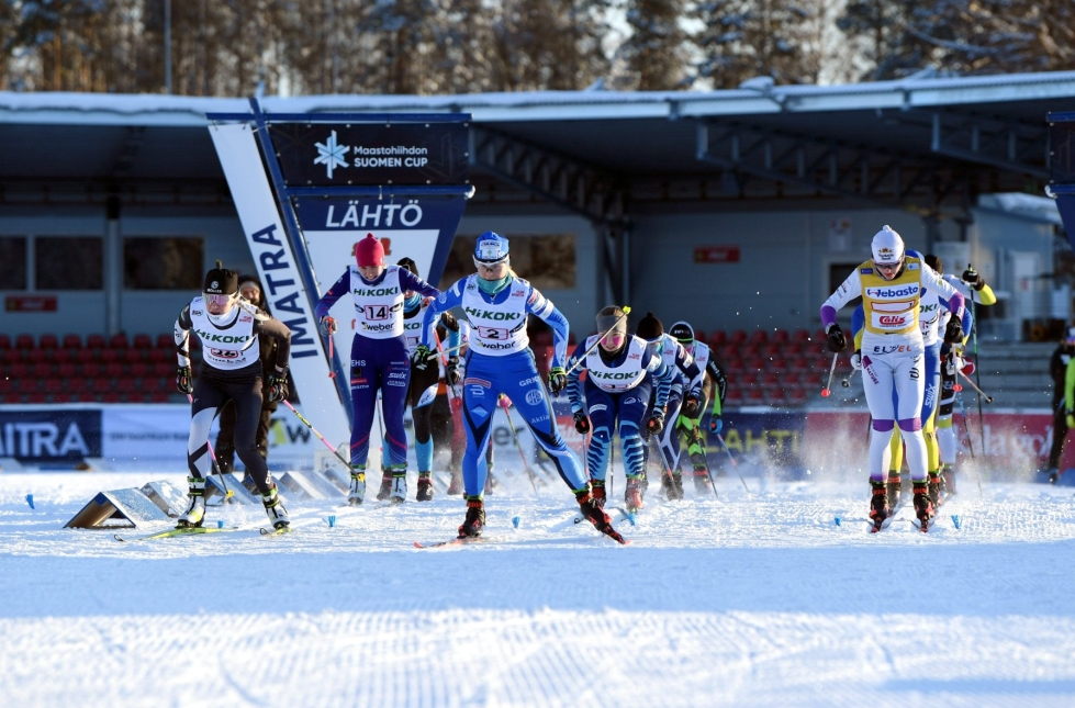 Naisten pariviesti hiihdettiin vapaalla hiihtotavalla. Kuva on kilpailun lähdöstä. LEHTIKUVA / Antti Aimo-Koivisto