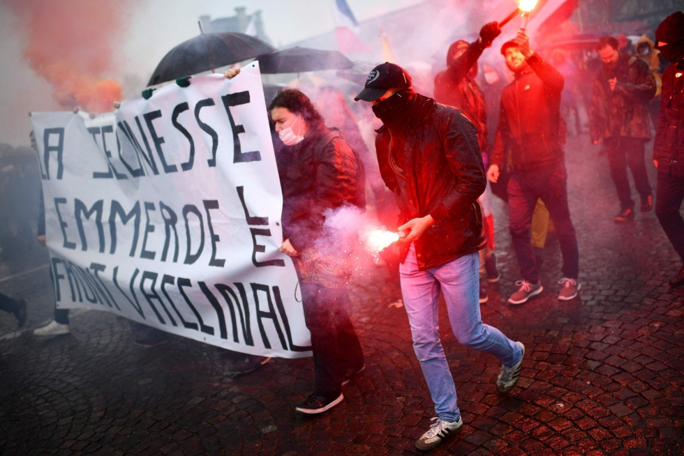 Pääkaupunki Pariisissa monet mielenosoittajat käyttivät presidentti Macronin ilmauksia esimerkiksi kylteissään. LEHTIKUVA/AFP
