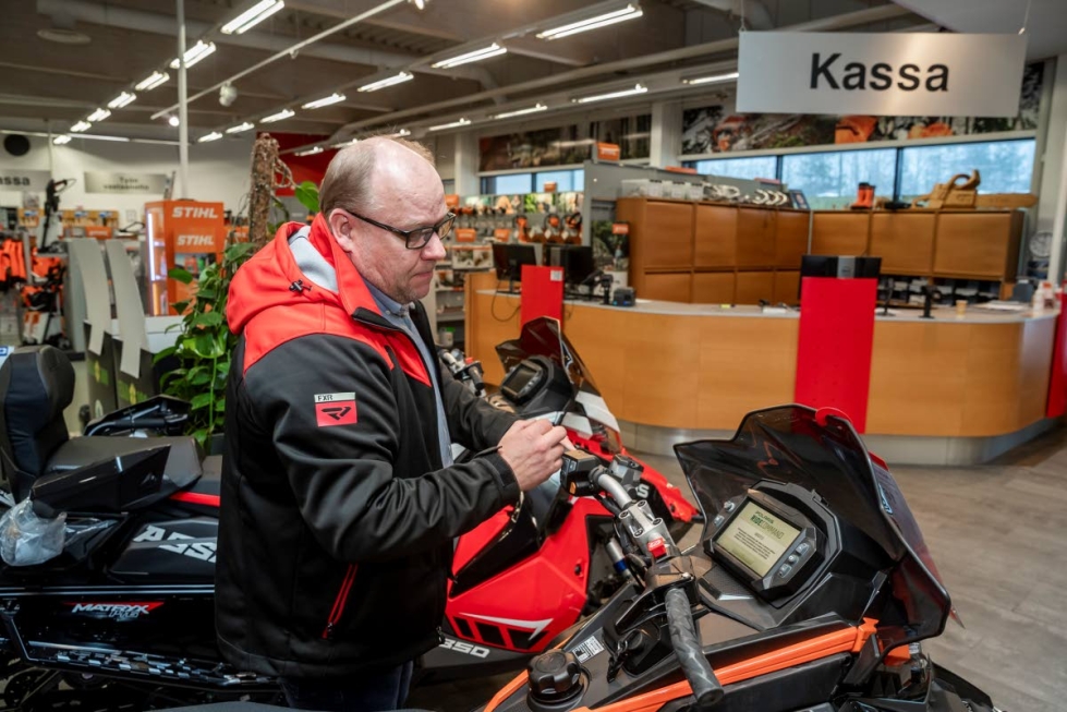Uusissa moottorikelkoissa on nykyisin Veli-Pekka Halosen mukaan paljon komponentteja vaativaa tekniikkaa, kuten näyttöjä.