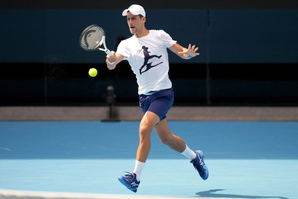 Novak Djokovic pääsi harjoittelemaan Melbournessa Australian avoimen tennismestaruusturnauksen kentälle. LEHTIKUVA/AFP