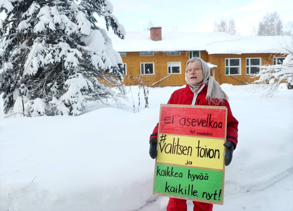 Liisa Kuusipalo toimii viestinviejänä ja unilukkarina ihmisille, jotka eivät ole seuranneet Suomen hävittäjähankintaa. Hän toivoo, että nyt hanke jätettäisiin lepäämään.
