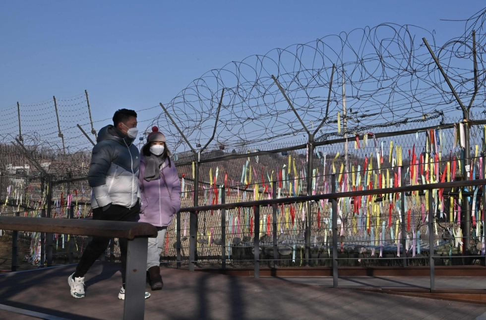 Koreoiden välinen raja on vahvasti linnoitettu ja tarkasti vartioitu. Kuvan henkilöt eivät liity tapaukseen. LEHTIKUVA/AFP
