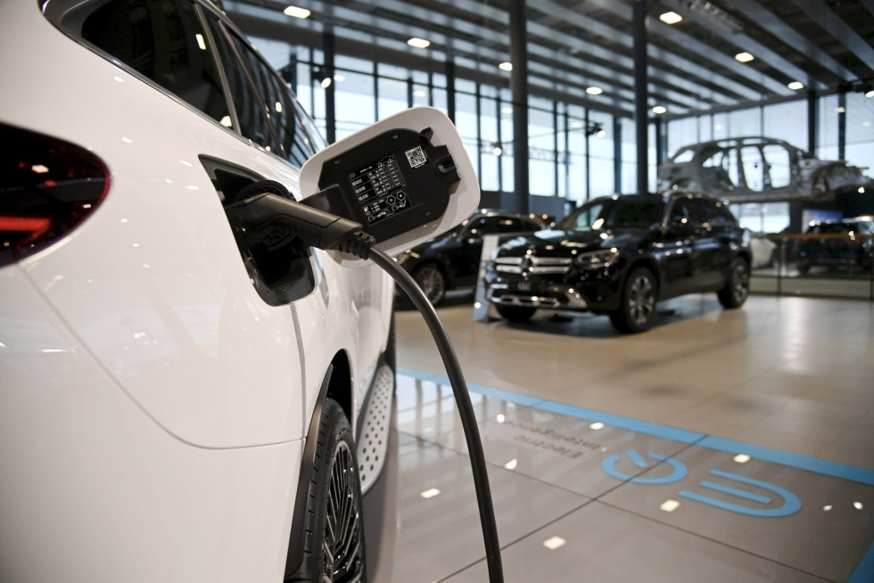 Uuden sähköauton ostaja tai pitkäaikaisvuokraaja voi nyt hakea valtiolta 2 000 euron hankintatukea. LEHTIKUVA / Markku Ulander