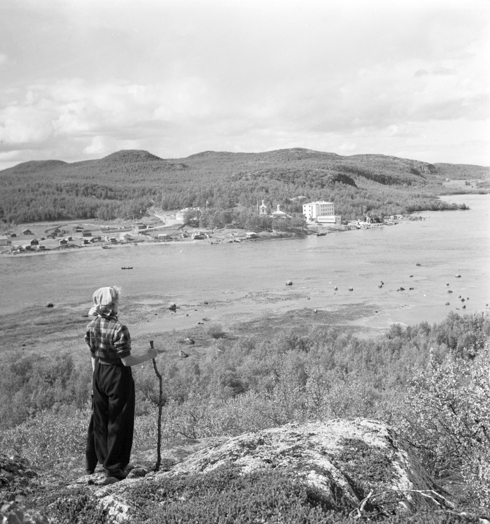 Petsamo oli osa Suomea vuosina 1920–1944. Luontoyhteys oli monelle petsamolaiselle tärkeä. Kolttakönkään kylä Paatsjoen rannalla vuonna 1939.