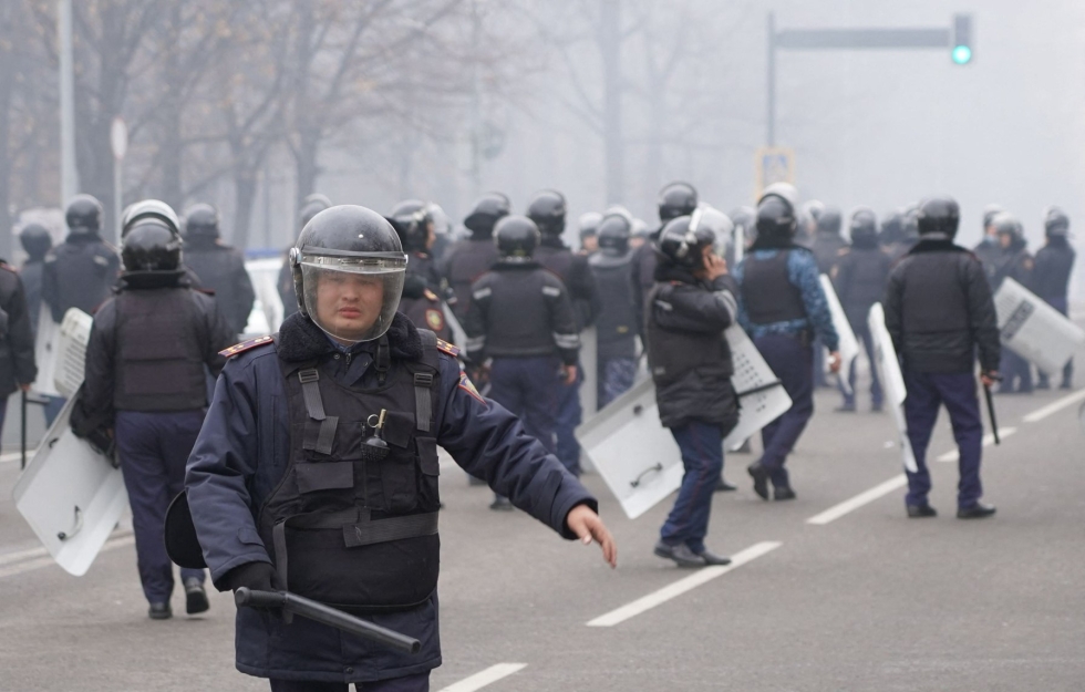 Almatyn kaupunki oli kaaoksessa myöhään tiistaina poliisin yrittäessä tukahduttaa levottomuuksia. Mellakkapoliiseja oli kaduilla myös keskiviikkona. LEHTIKUVA / AFP