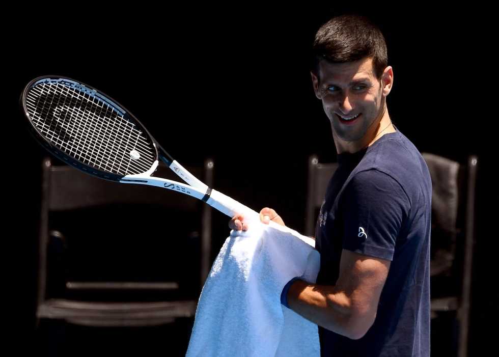 Novak Djokovic pääsi tiistaina harjoittelemaan Melbournessa Australian avoimen tennisturnauksen kentälle. Keskiviikkona harjoitukset jatkuivat. LEHTIKUVA / AFP