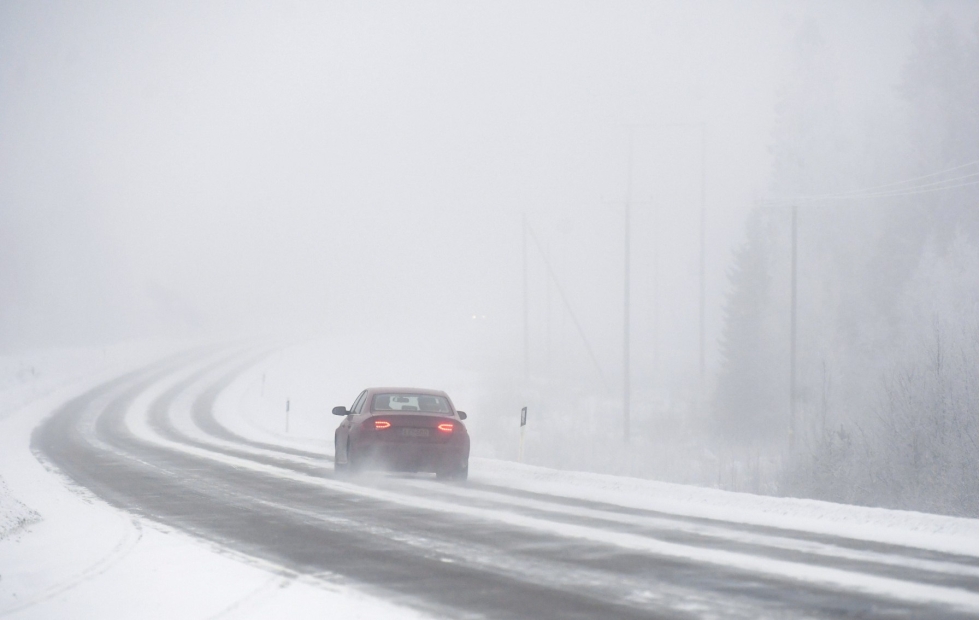 Ajokeli voi lumisateiden takia olla sunnuntaina huono koko maassa. LEHTIKUVA / VESA MOILANEN
