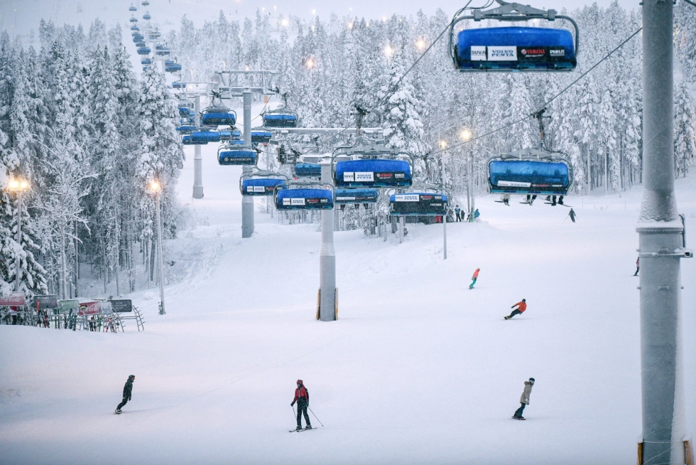 Suomen hiihtokeskukset näyttävät vetäneen joulun ja uudenvuoden sesongilla hyvin kävijöitä. Kuva on Leviltä joulukuulta. LEHTIKUVA / Aku Häyrynen