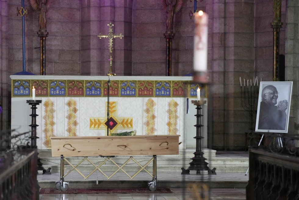 Tutun arkku katedraalissa Kapkaupungissa. Tutu oli toivonut hautajaisiinsa halpaa arkkua. Lehtikuva/AFP
