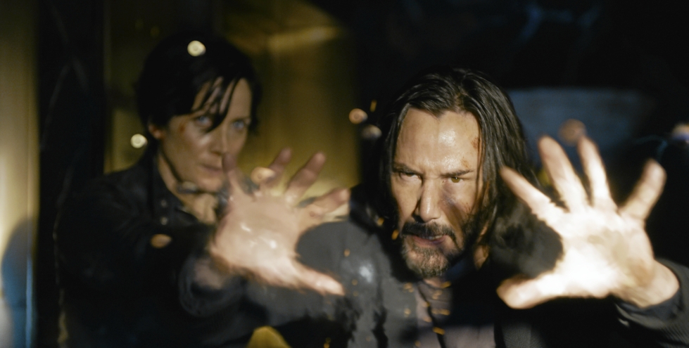 Carrie-Anne Moss ja Keanu Reeves toistavat tutut roolinsa Trinitynä ja Neona uudessa The Matrix Resurrections -elokuvassa.