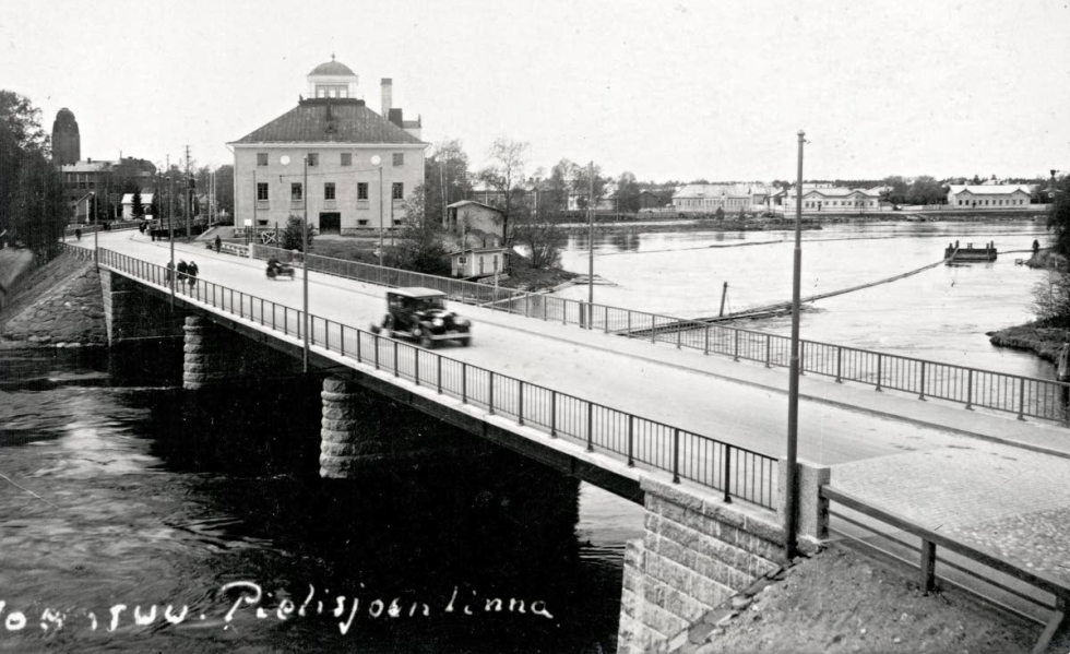 Joensuun kaupunkia kuvattuna rautatieasemalta päin 1930-luvulla. 