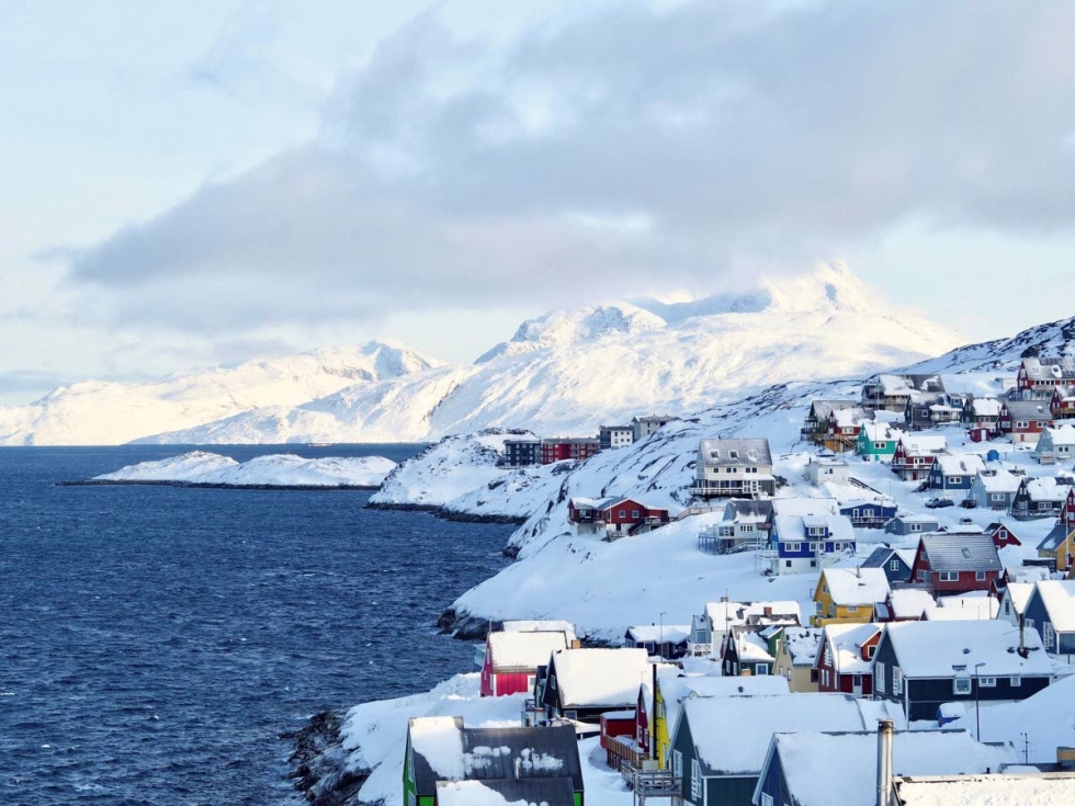 Nuukin taustalla kohoaa pääkaupungin tunnusmerkki Sermitsiaq, jonka korkeus on 1 210 metriä. Monelle paikalliselle se muistuttaa luonnon läsnäolosta hektisen arjen keskellä.