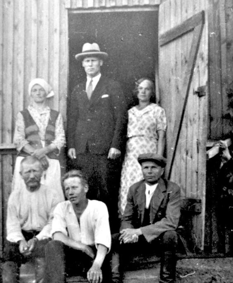 1930-luvun loppupuolella Suokkaan perheen rappusilla otettu valokuva. Viljon oikealla puolella Suokkaan perheen Juho-isä takanaan Anna-äiti. Edessä vasemmalla on Salmioja. Oviaukossa Suokkaiden yläkerrassa asunut Hyttisen pariskunta. 
