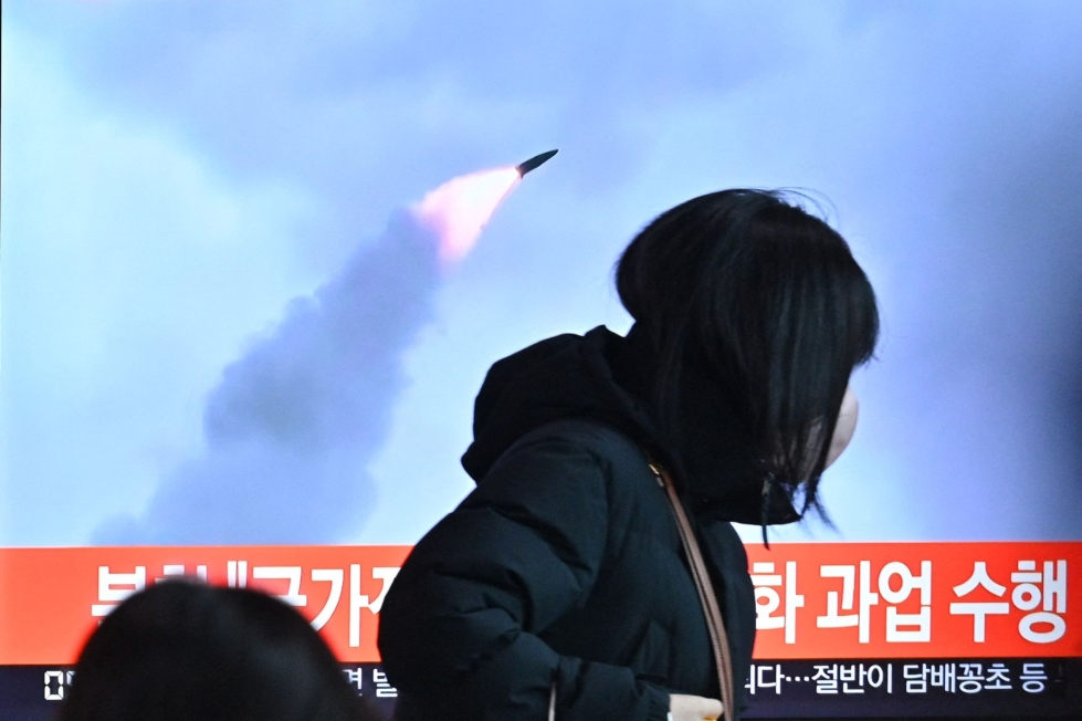 Etelä-Korean Soulissa näytettiin tiistaina televisiossa arkistokuvaa Pohjois-Korean tekemistä ohjuskokeista. Pohjois-Korea on vahvistanut tehneensä uusimman kokeensa tiistaina. LEHTIKUVA / AFP