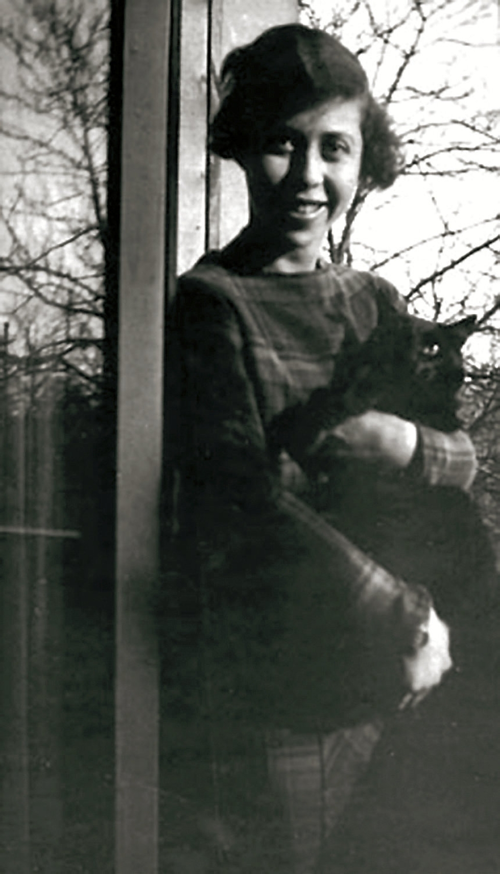 Vallankumous vei Irène Némirovskyn perheineen ensin Suomeen ja myöhemmin Pariisiin. Kuvassa kirjailija 25-vuotiaana.