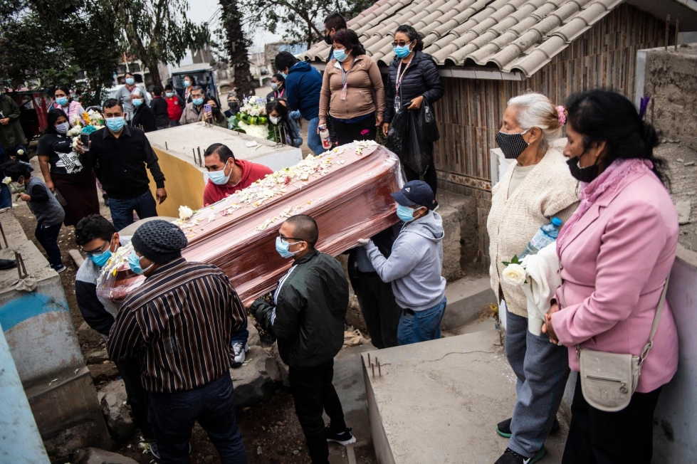 Perua koettelee parhaillaan koronan kolmas aalto. Kuva hautajaisista Limassa on viime kesäkuulta. LEHTIKUVA / AFP 