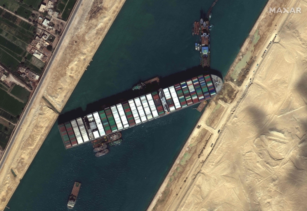 Viime maaliskuussa jättimäinen Ever Given -konttialus jumittui hiekkamyrskyssä Suezin kanavaan kuudeksi päiväksi tukkien sen täysin. LEHTIKUVA / AFP / Maxar Technologies