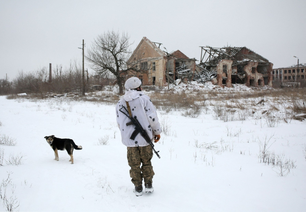 Ukrainalainen sotilas kulki tiistaina lähellä etulinjaa Peskin kylässä Donetskin alueella, jossa Venäjä tukee separatisteja. LEHTIKUVA / AFP