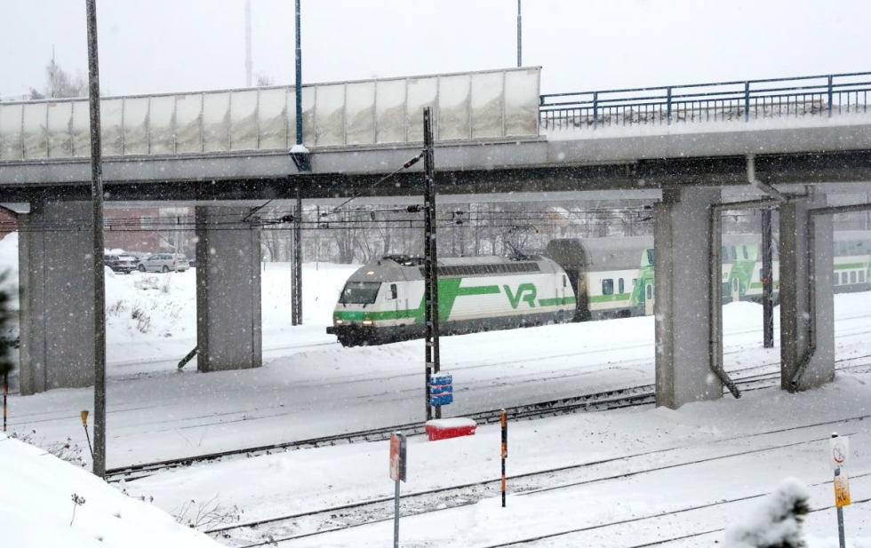 Itäradan päätepiste: Joensuun ratapiha lumisateessa.