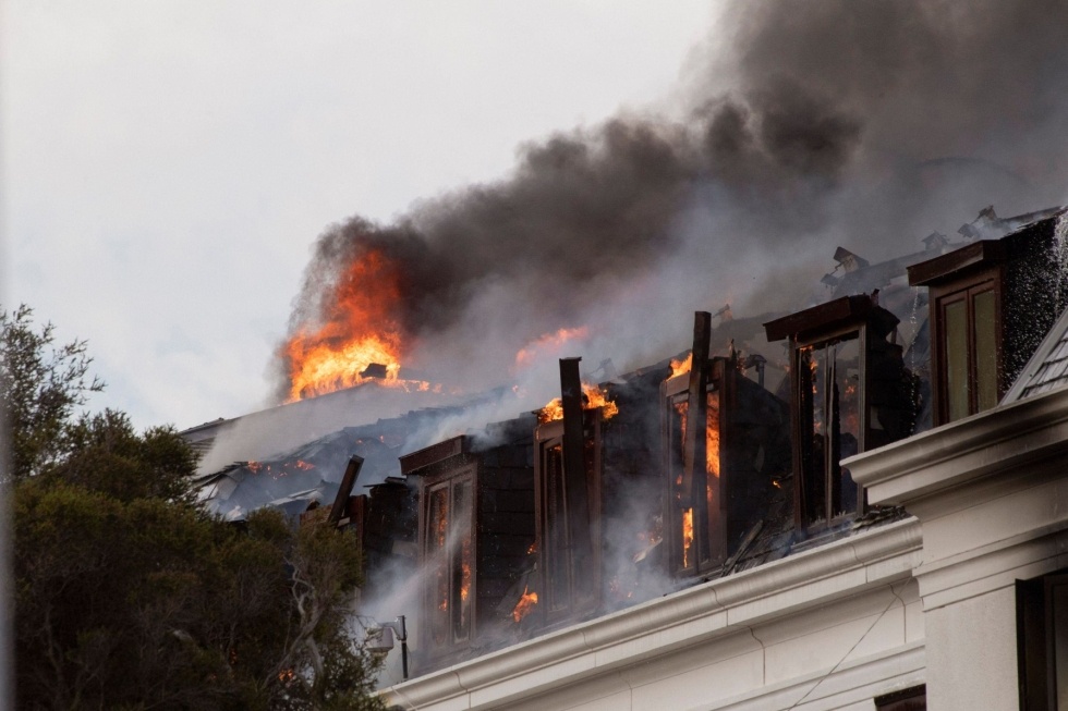 Palo syttyi jälleen maanantaina Etelä-Afrikan parlamenttirakennuksessa Kapkaupungissa. LEHTIKUVA/AFP