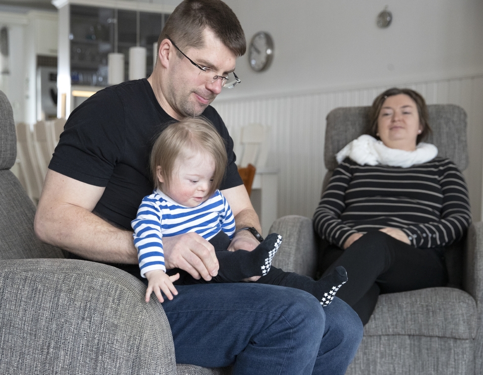 Väinö on pääsääntöisesti hyväntuulinen vauva mutta osaa myös ilmaista kielteiset tunteensa, vanhemmat Roope Mikkonen ja Anna Mikkonen kertovat.