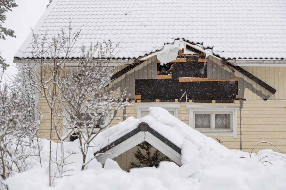Katolta putoava lumikuorma voi aiheuttaa isoja vahinkoja. Tässä talossa lumikuorman mukana meni myös talon kuisti.