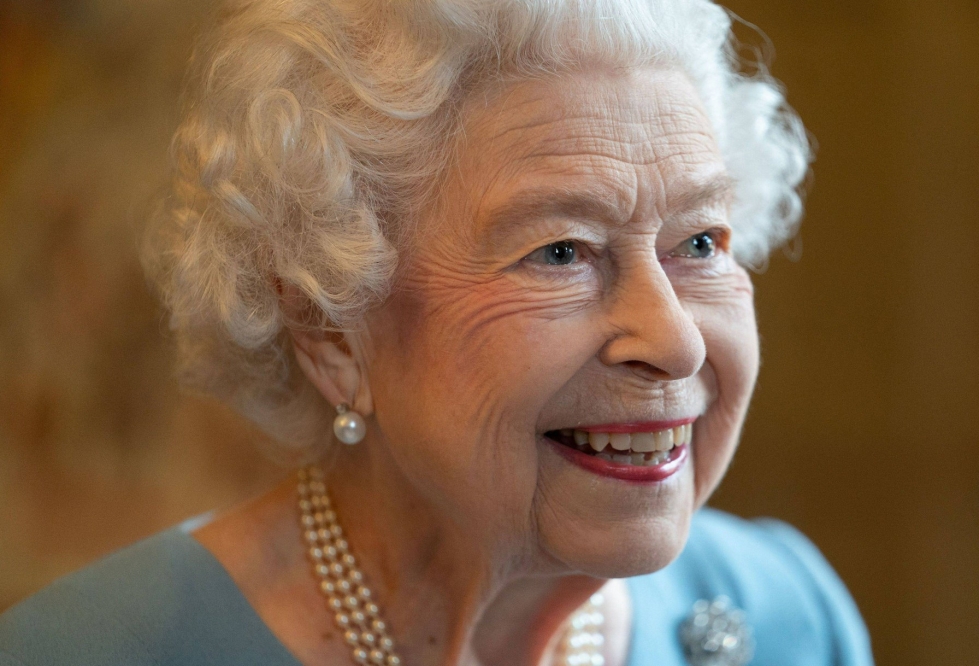 Moni silti pitää kuningatar Elisabetia maata yhdistävänä hahmona. Nuorten keskuudessa monarkian kannatus on kuitenkin laskenut. LEHTIKUVA/AFP