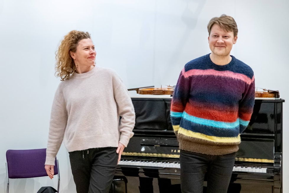 Taiteelliset partnerit Minna Pensola ja Antti Tikkanen johtivat Joensuun kaupunginorkesteria torstaina ensimmäistä kertaa. Kuvassa pari helmikuussa, kun heidän pestinsä julkistettiin.