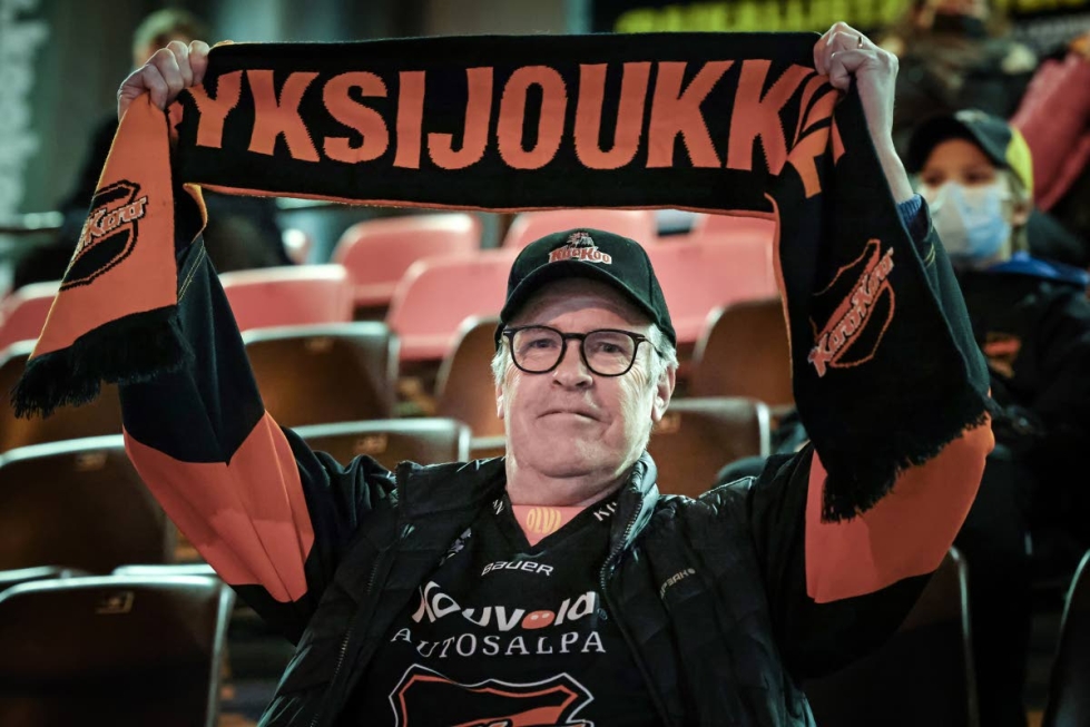 Kari Saarenpää viihtyy edelleen jääkiekkokatsomossa. KooKoon kova kannattaja oli seuraamassa SM-liigan puolivälieräottelua Jukureita vastaan tiistaina.