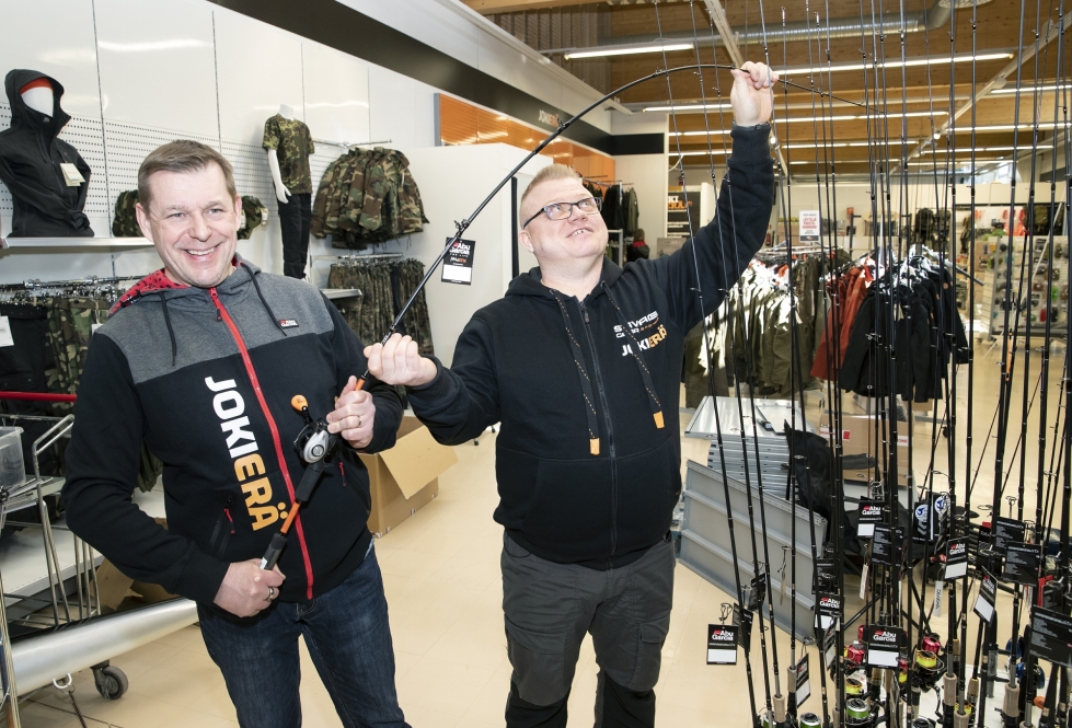 Jokikoneen Marko Halonen ja Jokierän Mika Lappalainen esittelivät ulkoilijoiden tavarataloa ennen avajaisia keväällä 2022.