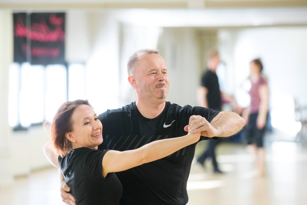 Heli Määttänen ja Mika Määttänen ovat kiertäneet aktiivisesti tanssikisoja eri puolilla Suomea.