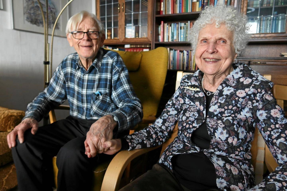 ”Voimaannuttamispuserrus” on ikäihmisinä avioituneiden savonlinnalaisten Esko Kiisken, 89, ja Arja Saarikosken, 79, tärkein hellyysrutiini. – Välillä teemme voimaannuttamispuserruksen keskellä yötäkin, pariskunta kertoo.
