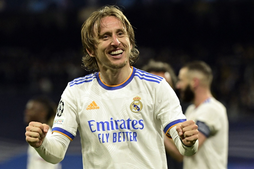 Real Madridin kroatilainen pelinrakentaja Luka Modric syöttää tarkasti. Lehtikuva/AFP