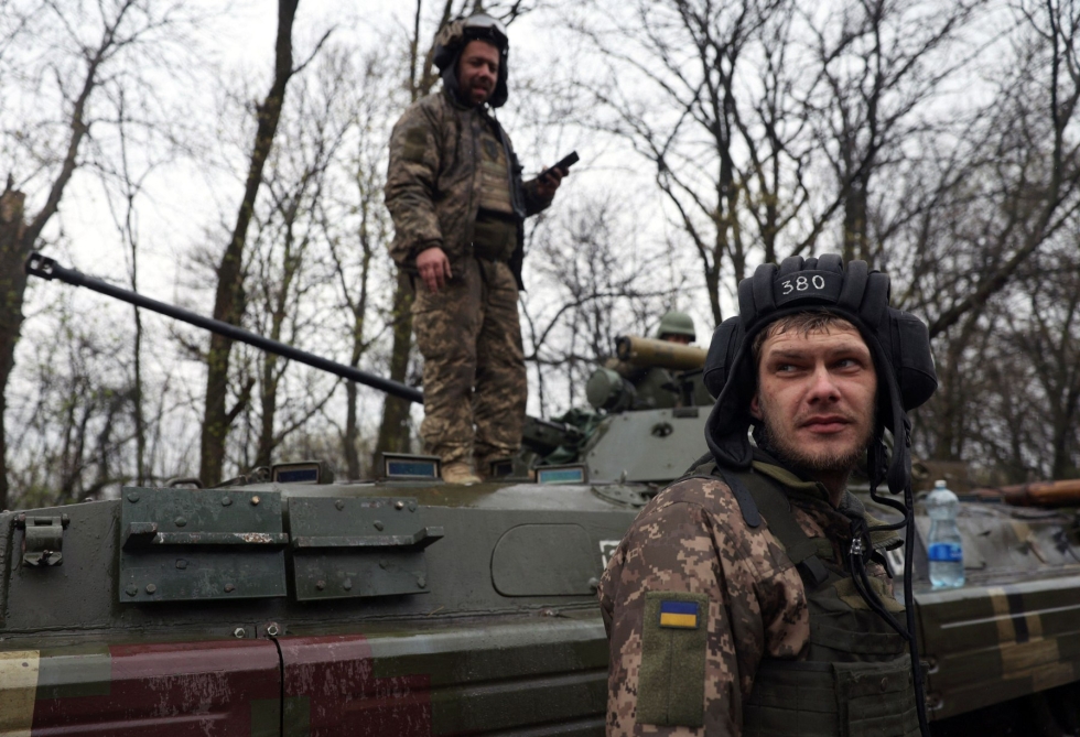 Ukrainalaiset sotilaat kuvattiin miehistönkuljetusvaununsa kanssa maanantaina lähellä etulinjaa Harkovan alueella. LEHTIKUVA/AFP