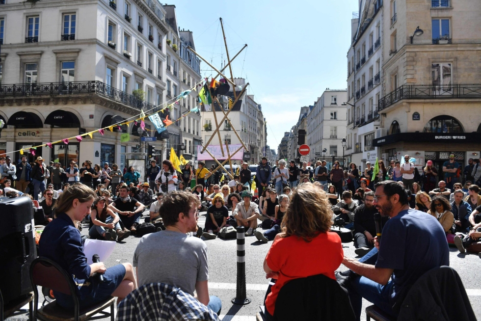 Pariisissa mielenosoittajat ilmoittivat jatkavansa protestia maanantaihin asti. LEHTIKUVA / AFP