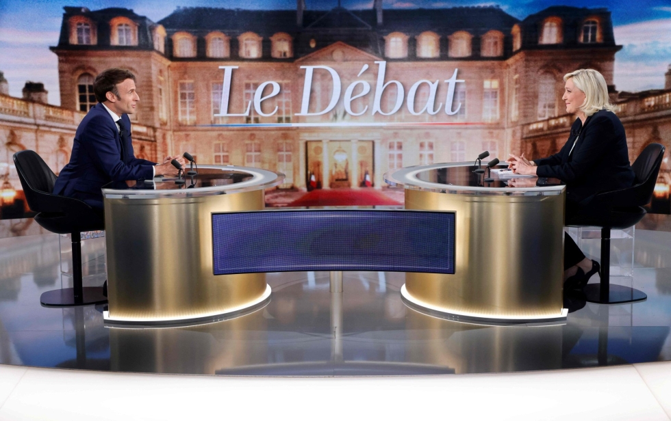 Ranskalaiset suuntaavat vaaliuurnille sunnuntaina. Jatkokautta havitteleva presidentti Emmanuel Macron (vas.) kohtasi keskiviikkoillan vaaliväittelyssä haastajansta, äärioikeistolaisen Marine Le Penin. LEHTIKUVA/AFP