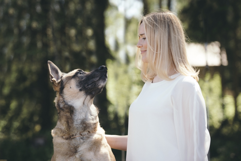 Mia Skogster on Suomen kansainvälisesti menestyneimpiä palveluskoiraurheilijoita, joka valmentaa ja kouluttaa koiranomistajia ympäri maailmaa. 