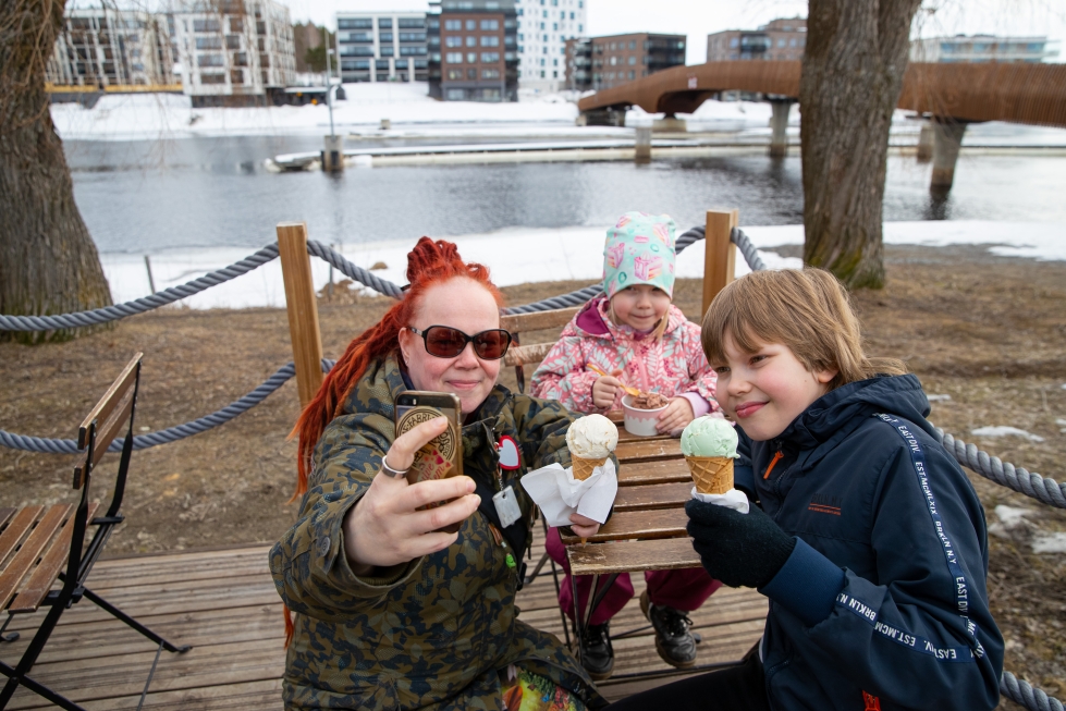 Jäätelökauden kanssa pyöräilykautensa avasivat pääsiäissunnuntaina Heidi (vas.), Hulda ja Jerry Merivuori.