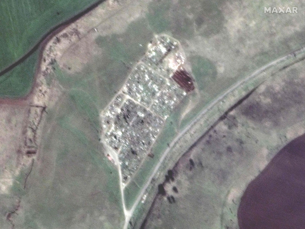 Vastikään julkaistuissa satelliittikuvissa näkyy tummanruskeana tuoreita kaivanteita, joiden uskotaan olevan joukkohautoja. LEHTIKUVA/AFP/Satellite image 2022 Maxar Technologies