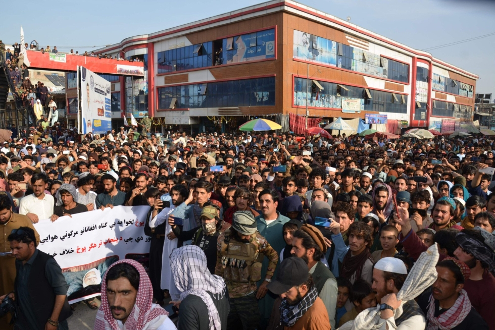 Ihmiset osoittivat lauantaina mieltään Pakistanin ilmaiskuja vastaan Afganistanin Khostissa. LEHTIKUVA / AFP