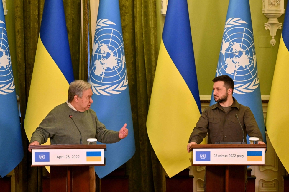 Ukrainan mukaan Venäjä teki ohjusiskuja Kiovaan torstai-iltana YK:n pääsihteerin Antonio Guterresin vierailun aikaan. Kuvassa Guterres ja Ukrainan presidentti Volodymyr Zelenskyi. LEHTIKUVA/AFP