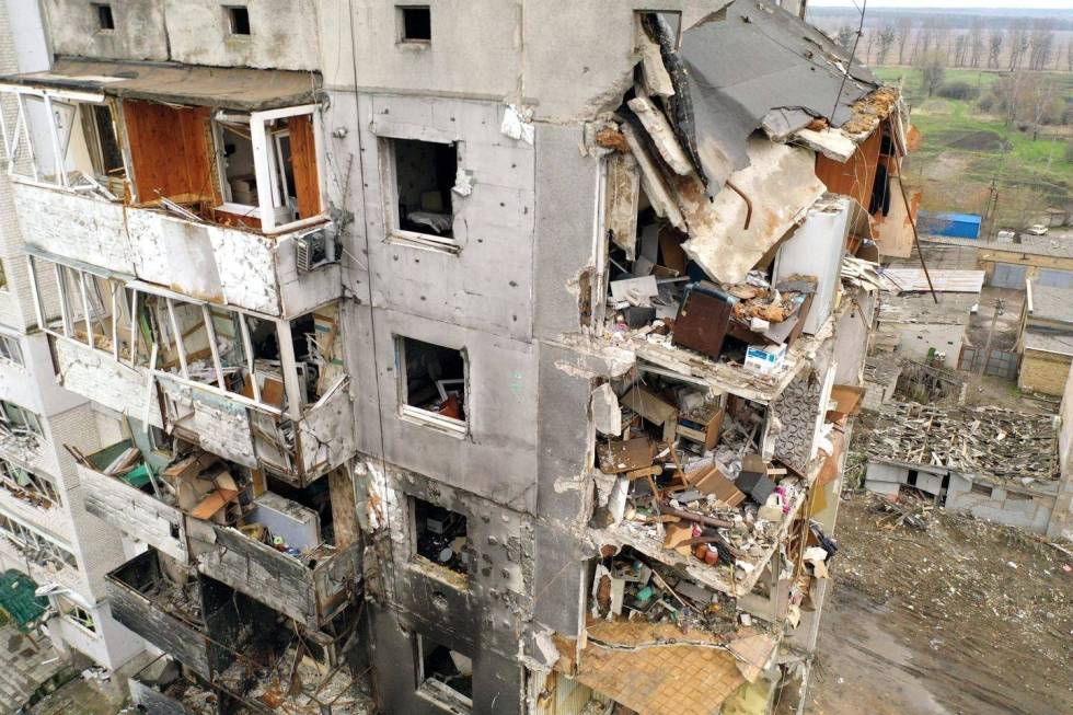 Ohjuksen tuhoama kerrostalo Borodjankan keskustassa Kiovassa Ukrainassa. Kuvan rakennus ei liity juttuun.