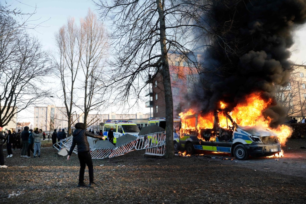 Örebrossa puhkesi perjantaina rajuja yhteenottoja mielenosoittajien ja poliisin välillä. LEHTIKUVA / AFP