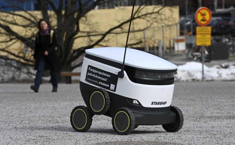 Katuja pitkin kulkevat robotit toimittavat ostokset Alepa-myymälöistä asiakkaiden koteihin. LEHTIKUVA / Heikki Saukkomaa